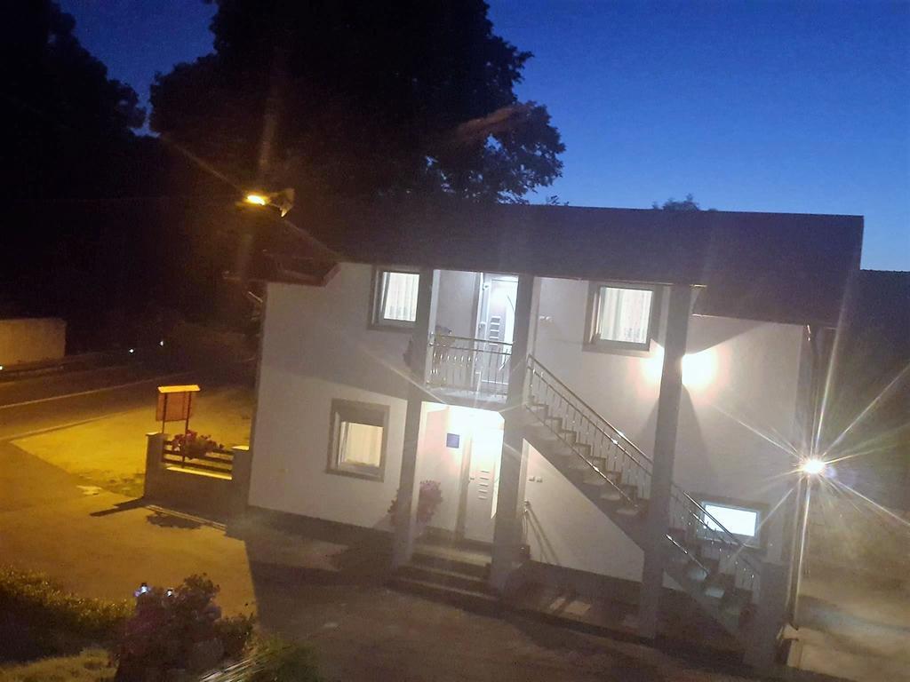 Guesthouse Samolov Vrhovine Ngoại thất bức ảnh